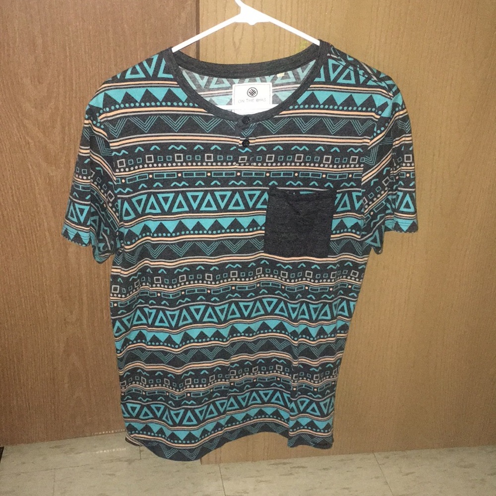 ON THE BYAS men’s tee